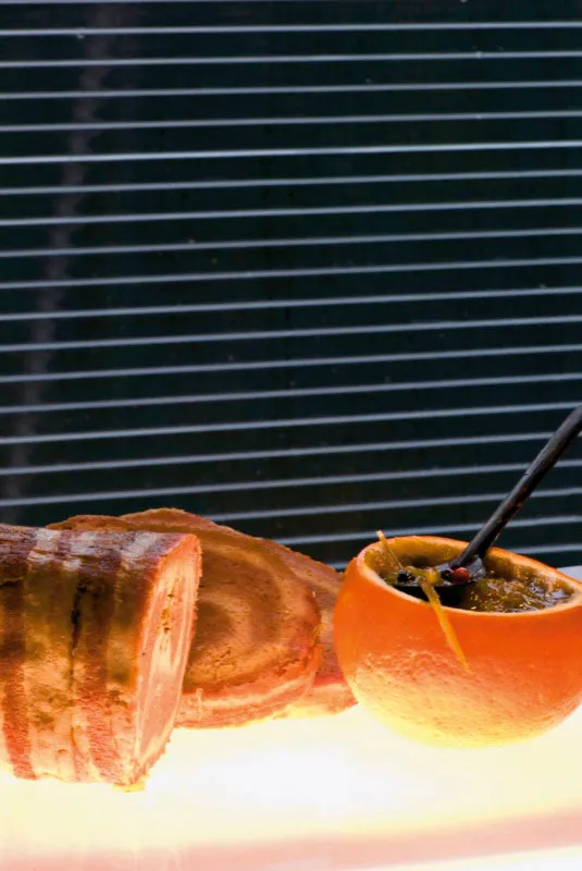 Rollo de tres carnes con salsa de naranja y café. Andrés Mauricio López