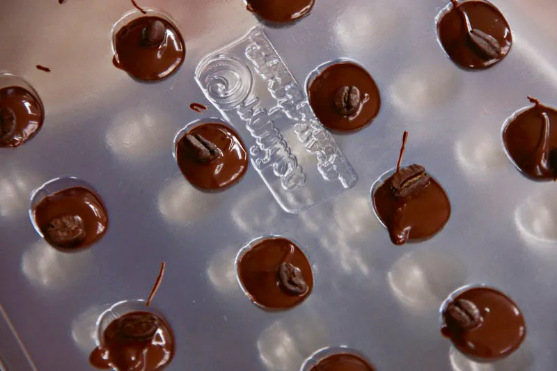 Granos de café cubiertos con chocolate. Carlos Pineda