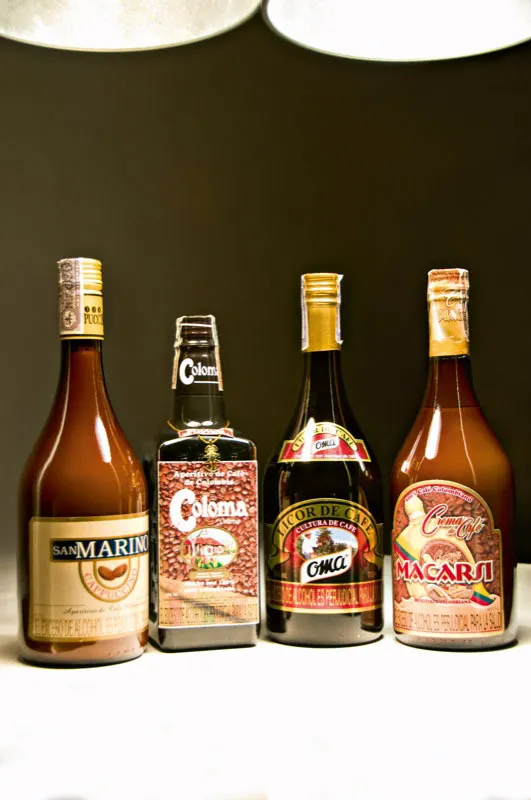 Licores de café. El licor de café es delicioso para tomarlo solo o para añadirlo a un tinto, a un postre o para un coktail. Andrés Mauricio López