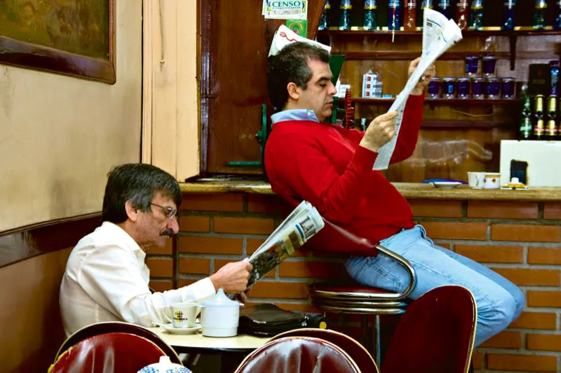 Tradicional café La Cigarra en Manizales, Caldas, donde se puede tomar café, ver un partido de futbol o jugar un chico de billar. Carlos Pineda