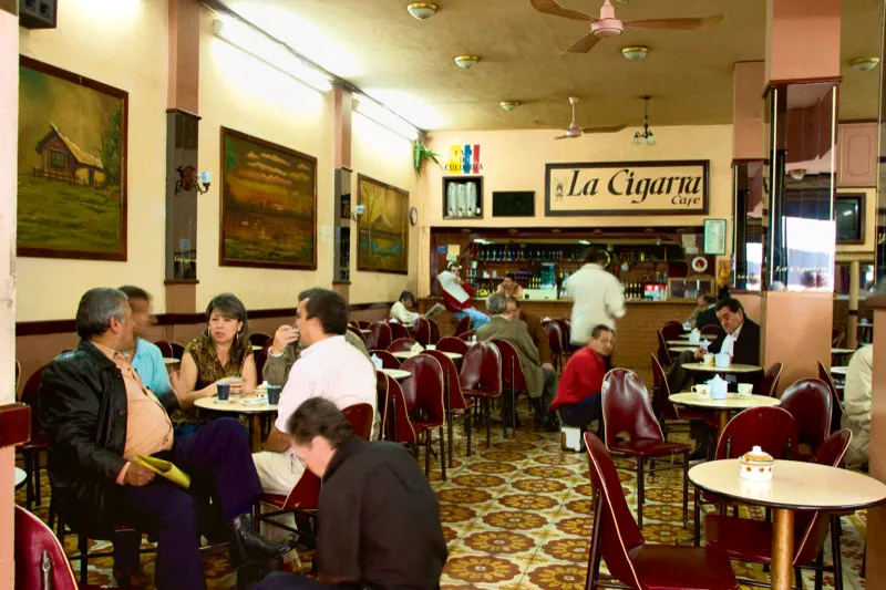 Tradicional café La Cigarra en Manizales, Caldas, donde se puede tomar café, ver un partido de futbol o jugar un chico de billar. Carlos Pineda