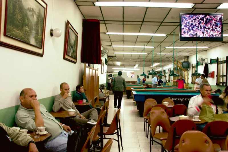 Tradicional café La Cigarra en Manizales, Caldas, donde se puede tomar café, ver un partido de futbol o jugar un chico de billar. Carlos Pineda