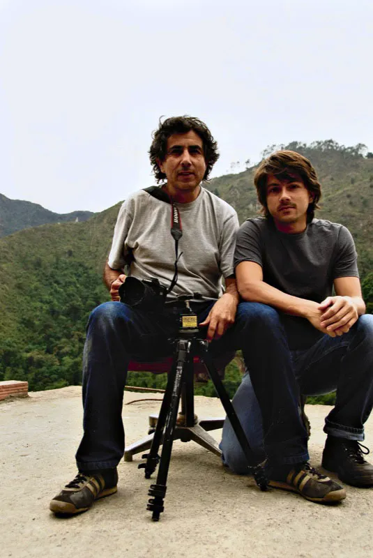 Carlos Pineda: Manizales. Estudió diseño visual en la Universidad de Caldas y diseño en Concordia University en Montreal. Ha sido colaborador de diversas revistas: Die Furche, Viena,
Austria; Zazpika, País Vasco; Women and Environment, Canadá, y en publicaciones de la Universidad de Montreal y de Cipav, Cali, Colombia. En la actualidad trabaja con la Universidad de Montreal, fotografiando los nuevos proyectos urbanísticos de la ciudad y también obras recientes de arquitectura contemporánea en diferentes ciudades del mundo.
Andrés Mauricio López: Santa Rosa de Cabal, 1981. Estudió diseño visual en la Universidad de Caldas, donde participó en el grupo de investigación del proyecto “Caminos del Diseño en
Caldas”. También fue fotógrafo del archivo arqueológico del Instituto Bókkota de altos estudios en Manizales. En la actualidad trabaja como fotógrafo y diseñador en Villegas Editores. Andrés Mauricio López