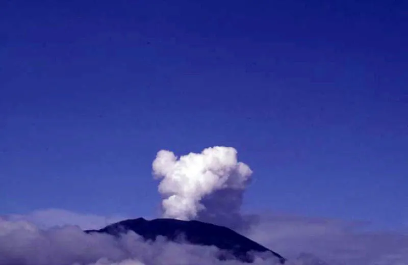 Volcn Galeras, Nario.
La primera erupcin histrica de este volcn, que contina activo, fue en 1580 a 43 aos de la fundacin de la ciudad de San Juan de Pasto. En sus faldas existe un santuario de flora y fauna. En la cima, dentro de un inmenso crculo, se eleva el cono interno con varios crteres. 