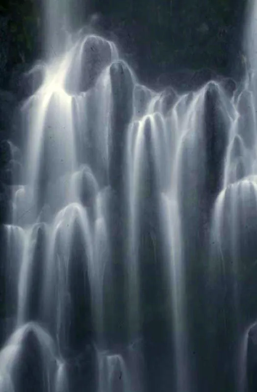 Cascada en el volcn nevado del Huila. 
Esta enorme montaa es tambin una estrella hidrogrfica de gran importancia tanto para los habitantes de la regin como para la flora y fauna. Parte de sus quebradas y ros son tributarios del ro Cauca. Otros, como el Saldaa, al aportarle su caudal duplica las aguas del Magdalena. 