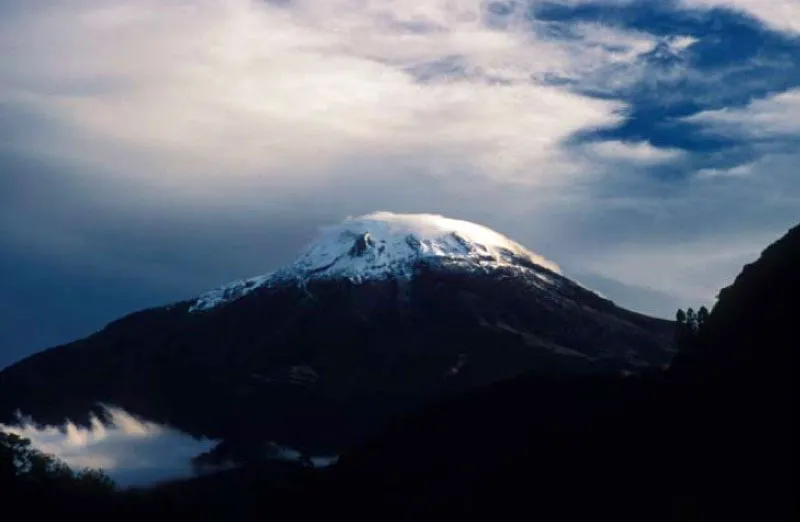 Volcán nevado del Tolima.
Su altura es de 5 215 m.s.n.m. y es uno de los picos más hermosos y difíciles de ascender por su acentuada inclinación. Forma el macizo volcánico del Ruiz-Tolima de la cordillera Central, con los nevados del Quindío (5 150 metros), Santa Isabel (5 100 metros), El cisne (5 200 metros) y el del Ruiz (5 432 metros), entre otros.