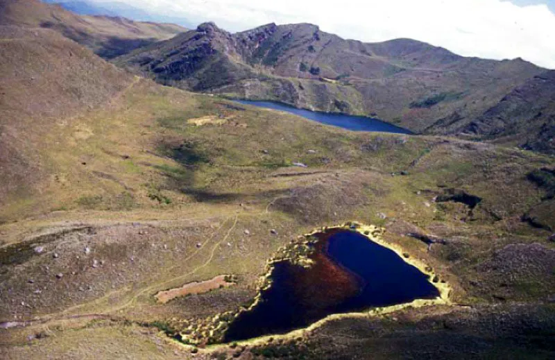 Laguna de Siecha, Cundinamarca.
Se encuentra al norte del pramo de Chingaza, en el municipio de Guasca. Fue en ella donde tras un intento de desecarla se encontr la balsa Muisca que se encuentra en el Museo del Oro. Sus condiciones topogrficas, paisajsticas y ambientales la hacen apta para las caminatas ecolgicas. 