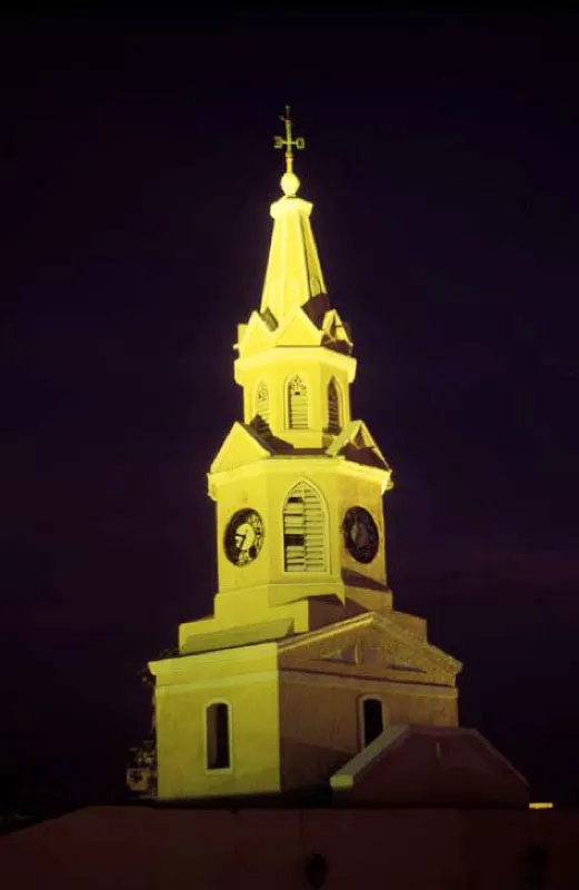 Torre del reloj, Cartagena, Bolívar.
Torrecilla de estilo neogótico, fue agregada en el siglo xix . Tiene dos cuerpos octagonales y
ventanas ojivales. Obra de Luis F. Jaspe≠. se erigió en 1887. Ubicada sobre la puerta de entrada
a la ciudad o Boca del Puente, es uno de los símbolos arquitectónicos de la ciudad.
