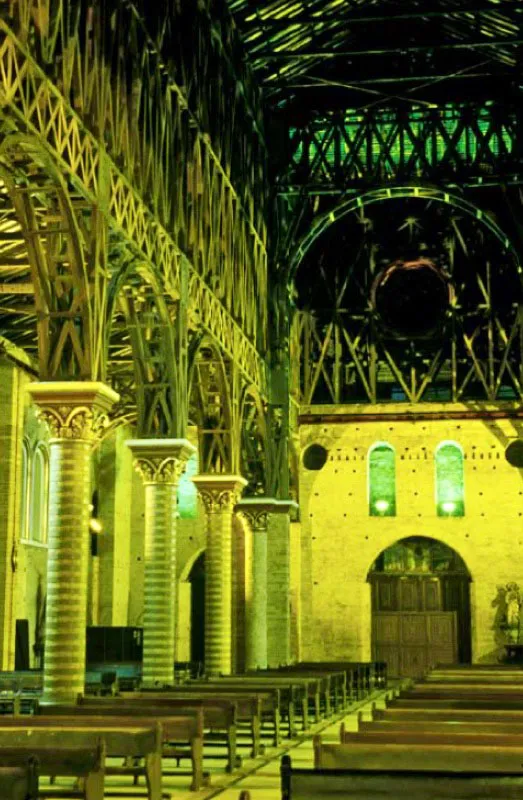 Catedral de Pereira.
Situada a un costado de la plaza de Bolívar, la catedral de Nuestra Señora de la Pobreza construida originalmente en 1875, fue restaurada después del terremoto de 1999. Parte de su estructura tiene ladrillo a la vista y más de 12 000 piezas de madera sostienen la cúpula.