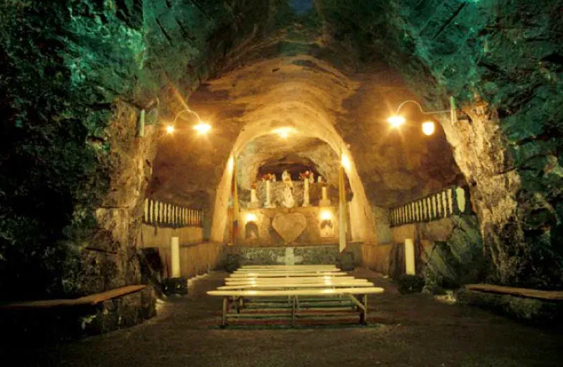 Capilla de Sal, Nemocón, Cundinamarca.
Esta imponente construcción, a 80 metros de profundidad, tuvo su origen en la mina de sal de más de 500 años, que ya era explotada por los chibchas. El complejo cultural incluye las cámaras de recibo y de los espejos de agua, el salón de baile, la cascada de sal y el pozo de los deseos.