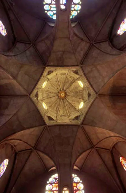 Catedral de Manizales, Caldas.
En 1928 se inició la construcción de esta basílica, obra de Julien Polty, donde se levantaba la primera catedral destruida por un incendio dos años atrás. Edificio ecléctico, tiene una inspiración gótica. Sus arcos apuntados en estilo gótico, se cruzan elevando una cúpula de corte bizantino.