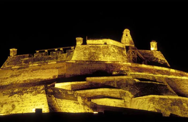 Castillo de san Felipe, Cartagena. 
Es el ms formidable complejo defensivo que erigi la ingeniera militar espaola en el Nuevo Mundo. En su interior se despliega un intrincado sistema de tneles, desniveles, trampas y vas de escape. Dominaba cualquier intento de invasin a la plaza, ya fuera por tierra o por la baha. 