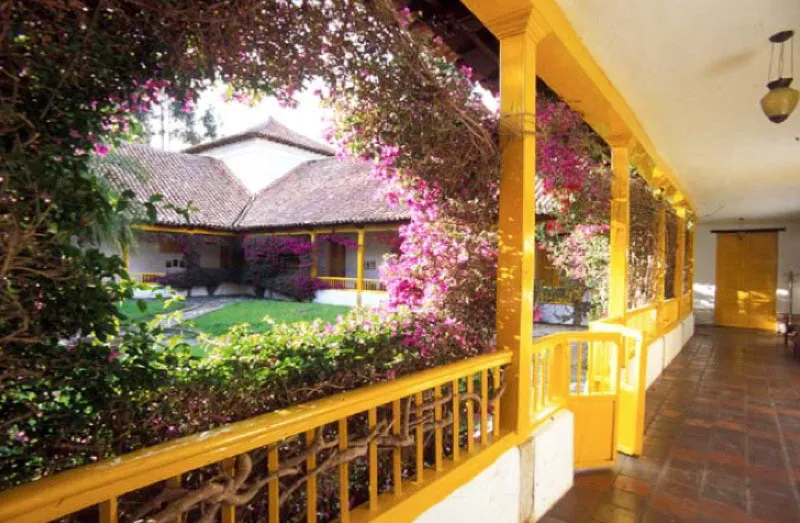 Hacienda en Simijaca, Cundinamarca.
Fue el arquitecto de la hacienda Aposentos, el fraile colonial Domingo de Petrs, autor de la catedral de Bogot. Los grandes techos de teja de barro y el espacio del patio interior mantienen el aire original, perdido en parte por la intervencin en la poca republicana de la casa. 