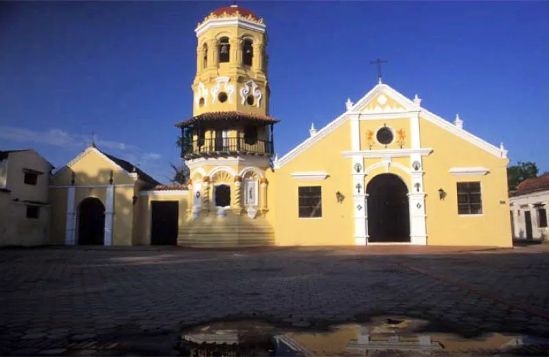 Templo de santa Bárbara, Mompox, Bolívar.
El conjunto lo forman la pequeña capilla funeraria, la iglesia y hermosa torre, construida en 1794. Esta tiene una planta octogonal y cuatro cuerpos: el primero muy ornamentado, el segundo con balcón, el tercero con óculos y el cuarto con columnas y una cúpula con corona.
