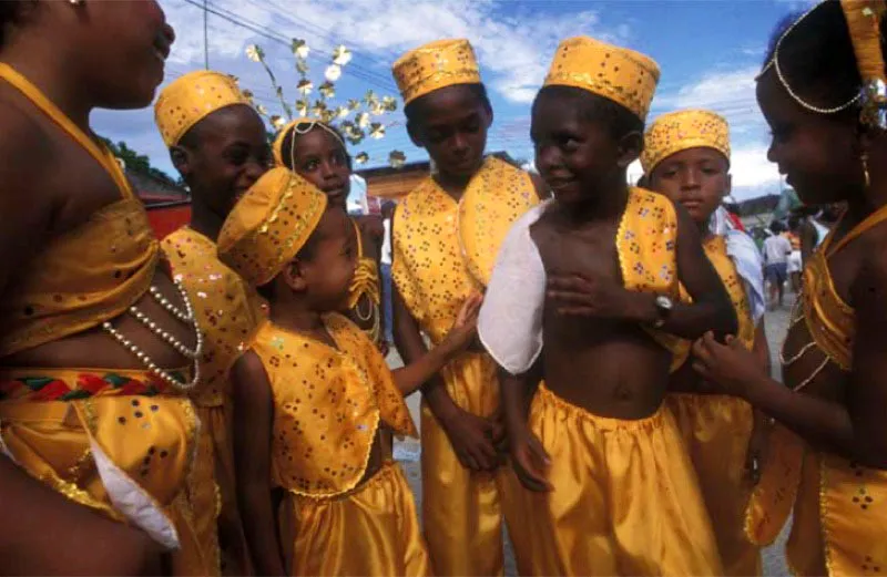 Fiestas de san Pacho, Quibdó, Chocó.
La primera fiesta data de 1648 cuando misioneros franciscanos organizaron una procesión de balsas con la imagen del santo. Al carácter sagrado se le suma hoy el carnavalesco. Los desfiles recorren los barrios y, en el jolgorio, denuncian las necesidades de los pobladores.