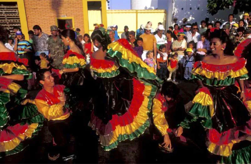 Danza del garabato, Carnaval de Barranquilla.
La danza del garabato es uno de los emblemas del Carnaval de Barranquilla. Es una expresión folclórica que escenifica, con ironía y sarcasmo, la lucha entre la vida y la muerte. La mujer se viste con falda larga de volantes, con los colores de la bandera de Barranquilla —amarillo, verde y rojo.