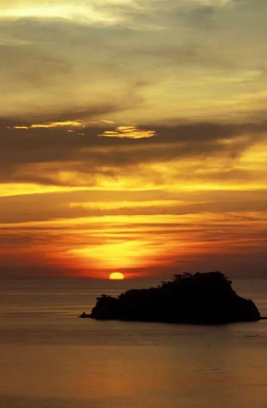 El Morro, Santa Marta, Magdalena. 
Este referente natural hace parte de la historia de la ciudad. Los aborgenes iban all para observar el atardecer, el momento en que el sol se oculta y sale la luna. Crean que en ese lapso los dos astros se fundan y con la noche, surga el fruto de su amor: las estrellas y los luceros. 