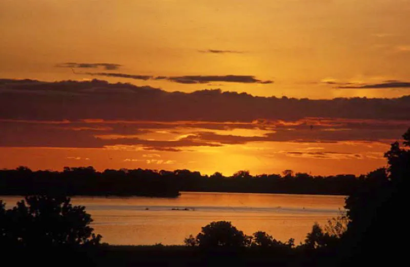 Río Magdalena.
Es la principal arteria fluvial de Colombia, su cuenca tiene influencia en 18 departamentos del país. Atraviesa casi la totalidad del país en su lado occidental de sur a norte, desde San Agustín en el Huila hasta su desembocadura en el mar Caribe, en la zona conocida como Bocas de Ceniza a 22 km de Barranquilla.