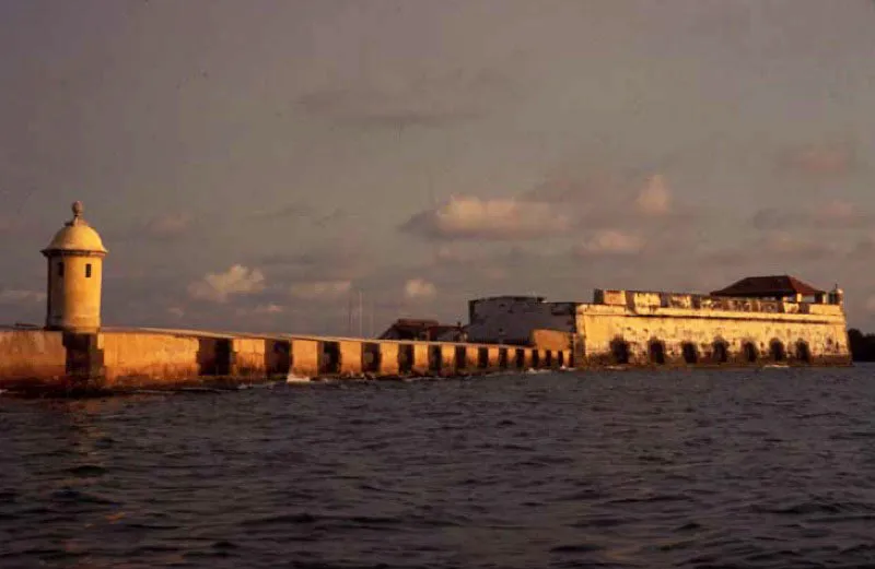 Fuerte San Fernando Bocachica, Cartagena. 
Este fascinante fuerte una de las obras de la arquitectura militar ms imponentes de la ciudad se encuentra a pocos metros de las playas de Bocachica, en el extremo sur del canal, en la isla de Tierrabomba. Su construccin data de 1753, en reemplazo del Fuerte de San Luis, que le precedi. 