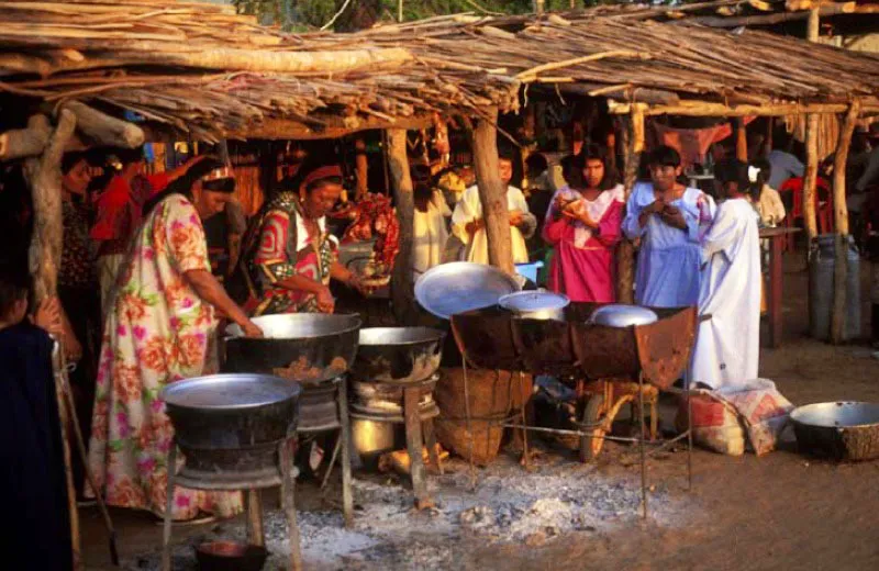 Festival wayuu, Uribia, La Guajira.
Es el máximo encuentro de este pueblo indígena. Allí se busca la afirmación de la identidad, la conservación de las costumbres y el fomento de las tradiciones ancestrales. Se cierra con la elección de la Majayut —mujer wayuu—, elegida por su belleza y conocimiento sobre su pueblo.