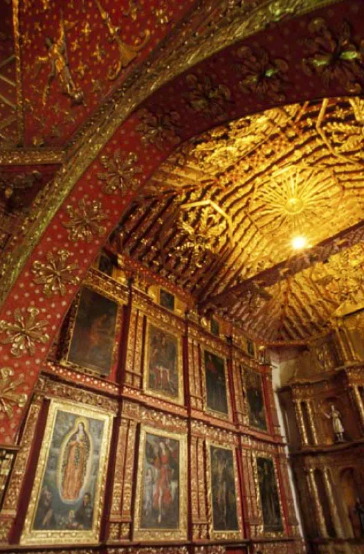 Templo de Santo Domingo, Tunja, Boyac. 
Del siglo xvi , es una de las obras arquitectnicas coloniales ms importantes de Latinoamrica. Tiene un gran valor artstico, con cubierta a cuatro aguas y un techo en madera con bveda de medio can. Su interior, en el que destaca la capilla del Rosario, est tallado y hojillado en oro. 