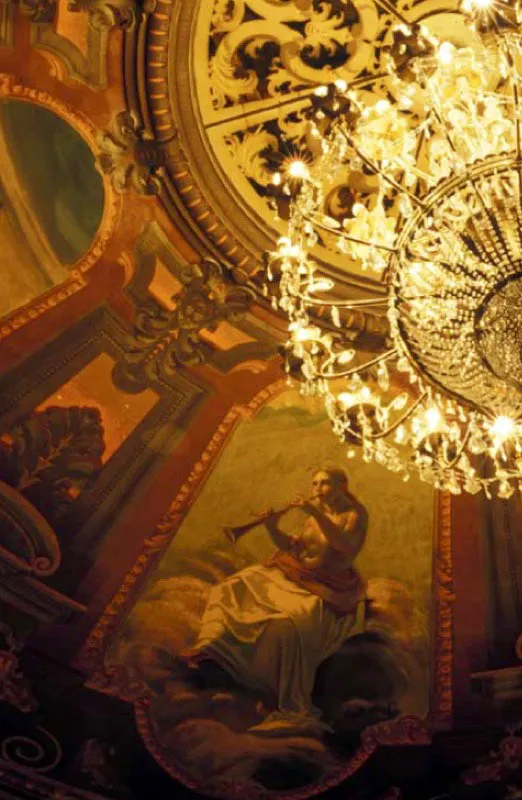 Teatro Colón, Bogotá.
Uno de los teatros más bellos de Latinoamérica. Del siglo xix , de estilo neoclásico italiano, está ubicado en el centro histórico y cultural de Bogotá. Su sala principal, abierta en 1892, ha sido escenario de notables obras de teatro y espectáculos musicales. Es Monumento Nacional desde 1975.