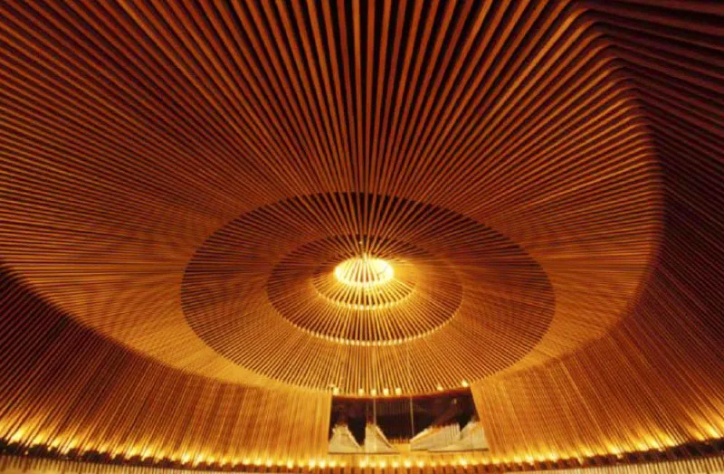Sala de conciertos, Biblioteca Luis Ángel Arango, Bogotá.
Este es uno de los auditorios de mayor prestigio para la celebración de recitales y conciertos de la ciudad. La sala, inaugurada en febrero de 1966, fue merecedora del Premio Nacional de Arquitectura por su extraordinario diseño y acústica. De forma ovalada, tiene capacidad para 367 sillas.