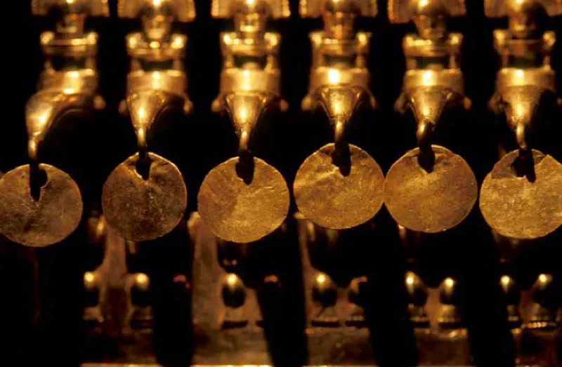 Museo del Oro, Bogotá.
Posee la colección de orfebrería prehispánica más grande del mundo, con cerca de 35 000 piezas de oro y tumbaga, y casi 30 000 objetos en cerámica, piedra, concha, hueso y textiles; procedentes de las culturas calima, muisca, nariño, quimbaya, sinú, tairona y San Agustín, entre otras.