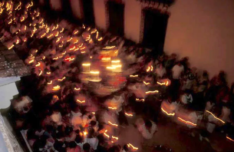Procesión de los nazarenos, Semana Santa, Mompox.
Cerca de 1 500 nazarenos participan cada año en esta procesión. Son hombres y niños que, vestidos con túnicas azules y blancas, llevan a hombros los “pasos”, imágenes de madera que representan las 14 estaciones del vía crucis, sufrimiento padecido por Jesús el Nazareno, de donde toman su nombre.
