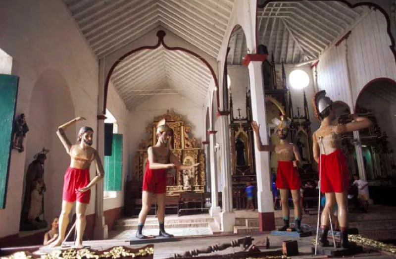 Semana Santa, Mompox.
En los días precedentes a la Semana Mayor, las iglesias y cofradías se dedican a preparar los “pasos” y altares que participarán en las procesiones y ceremonias. La imaginería debe ser arreglada según los colores y ornamentos que la liturgia exige. A este acto se le llama “vestir santos”.
