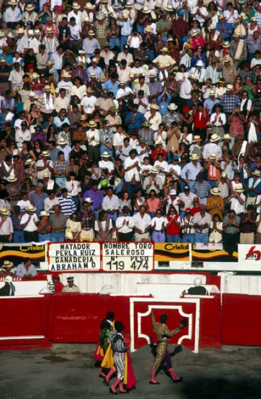 Corrida de toros, Feria de Manizales. 
La firma de arquitectos Robledo y Borrero levant el edificio con un aforo de 12 000 espectadores. El 23 de diciembre de 1951 se inaugur la plaza de toros Monumental con una corrida cuyo cartel lo encabezaba Antonio Bienvenida. La temporada, que se celebra cada enero, va en su 54 edicin. 