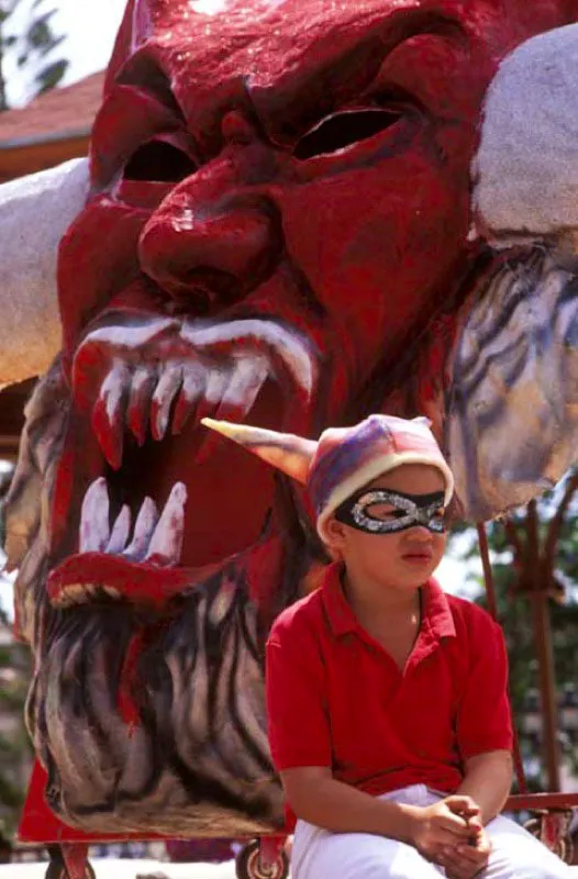 Carnaval del Diablo, Riosucio, Caldas.
Esta fiesta —cruce de tradiciones culturales españolas, indígenas y africanas— se inicia el día de los Inocentes y termina el día de Reyes. El 4 de enero es el día más importante: la estatua del diablo en su trono, desfila triunfal seguida por disfrazados, chirimías y cuadrillas de oradores.
