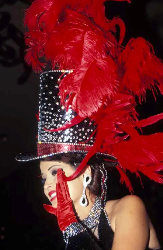 Reinado Nacional de Belleza, Cartagena.
El desfile en traje de fantasía es uno de los eventos centrales del “Reinado”. En él los diseñadores nacionales despliegan su imaginación con diseños deslumbrantes, que involucran brillos, plumas, telas recamadas y tocados enormes y coloridos. Cientos de artesanos trabajan en ello durante meses.