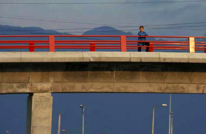 Puente peatonal, Ciudad Salitre, Bogot. 
Ciudad Salitre se desarroll urbansticamente desde 1960, al occidente de la urbe. Debido a una concienzuda planeacin es una de las pocas reas de la ciudad en las que conviven en armona las actividades residencial, empresarial, comercial, institucional y recreativa. 