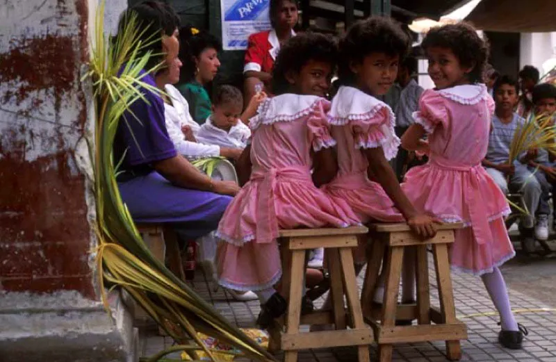 Domingo de Ramos, Semana Santa, Mompox. 
La procesin del Domingo de Ramos en este municipio de Bolvar compuesta por hombres, mujeres y nios va desde la iglesia de Santa Brbara hasta la iglesia de la Inmaculada Concepcin. Portando ramos de palma, caminan junto a una imagen de Jess montado en un burrito, con sus doce apstoles. 