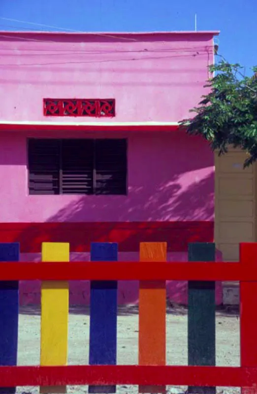 Casa campesina, cabo de la Vela, La Guajira. 
En la pennsula de La Guajira, frente al mar Caribe, est ubicado el cabo de la Vela, regin poblada principalmente por indgenas wayuu. Es considerado por ellos como un lugar sagrado, pues creen que al morir sus almas van a descansar a este mgico paraje: aislado, desrtico y rodeado de agua. 