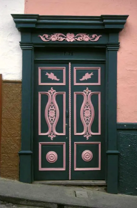 Salamina, Caldas. 
Las calles y la arquitectura de esta tradicional poblacin caldense, estn construidas principalmente en madera, guadua y arcilla. Destaca su gran colorido y el trabajo de talla de sus puertas y ventanas. Por todo esto ha sido denominada como Monumento Nacional y Patrimonio Arquitectnico. 