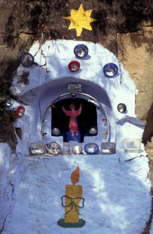 Altar de carretera, va Puerto Salgar. 
En las carreteras de Colombia es comn ver estos altares hechos por los conductores dedicados a la Virgen del Carmen o al Nio Jess de Praga, a quienes encomiendan sus vehculos y les piden proteccin durante sus viajes. Generalmente se adornan con farolas daadas, en smbolo de gratitud. 