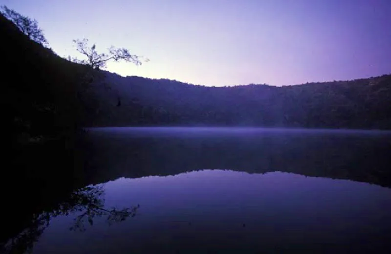 Laguna de Guatavita. 
A 80 km de Bogot, este sitio era para los chibchas el ombligo del mundo y su espejo de agua, una puerta al reino de los dioses. All se origin la leyenda de El Dorado. La palabra muisca Guatavita significa remate de cordillera y est ligada al recogimiento espiritual, el oro y el agua. 