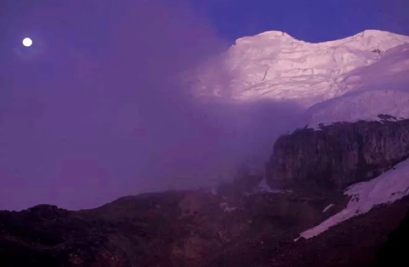 Volcn nevado del Huila, cordillera Central. 
Es mayor altura de la cordillera Central. Entre la nieve exhibe grietas que emiten gases sulfurosos y estn rodeadas de cristalizaciones de azufre. Tiene tres crestas: la norte de 5 365 m.s.n.m., la central, de 5 240 m.s.n.m. y la sur de 5 610 m.s.n.m. Se le conoce tambin como Pramo de Paz. 