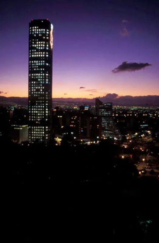Torre Colpatria, Bogot. 
Con 196 metros de altura y 50 pisos es el edificio ms alto del pas. Fue construida en 1978 por Pizano, Pradilla y Caro. Su iluminacin exterior la ha convertido en uno de los conos de la capital, gracias a las 36 luminarias de xenn que la baan intermitentemente con chorros de color. 