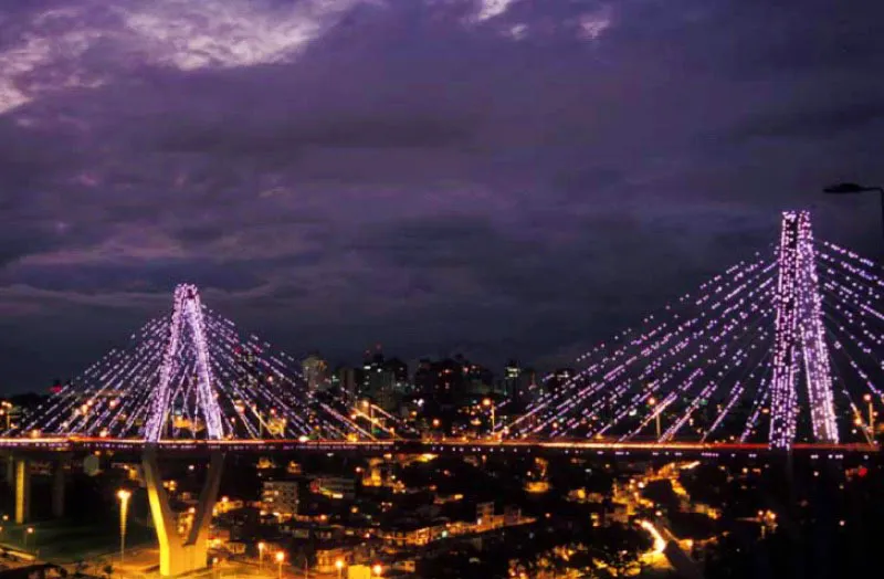 Viaducto Csar Gaviria Trujillo, Pereira. 
Gestionado por i n v i a s y obra de un consorcio germano-brasileo, el viaducto de Pereira se inaugur el 15 de noviembre de 1997. Es un puente colgante que une, sobre el ro Otn, a Pereira y Dosquebradas. La longitud de su tramo central es de 211 metros y es smbolo importante de la ciudad. 