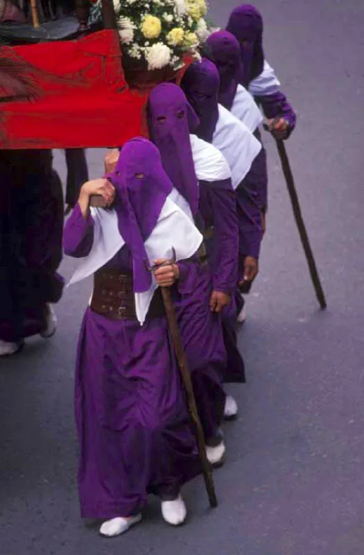 Procesin de Semana Santa, Pamplona. 
Todo el ritual que rodea la procesin de Semana Santa habla de un ceremonial suntuoso: la imagen y sus hermosos vestidos bordados con oro, la platera, los encajes y telas que adornan el paso, las telas y cordones que ocultan la identidad del carguero pero que denotan su jerarqua como cofrade. 