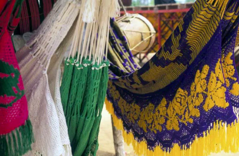 Chinchorros wayuu, Uribia, La Guajira. 
En esta cultura nmada, el chinchorro es primordial: en l se duerme, se come y se disfruta el ocio; se reciben visitas y es mortaja para difuntos. Consta de la pieza central tejida, las cabeceras o remates trenzados, las cabuyeras, elaboradas en tejidos planos y la cenefa con flecos tejidos en crochet. 