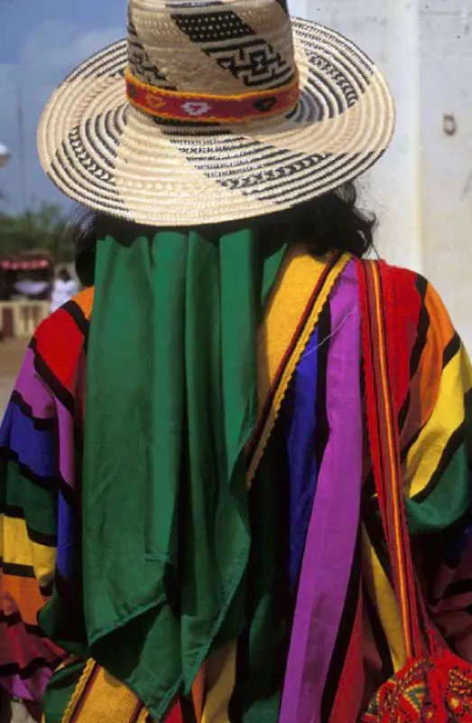 Festival wayuu, Uribia, La Guajira. 
La materia prima de las artesanas guajiras es el tejido hecho con hilo de algodn. Mochilas de vivos colores, la hermosa manta, traje femenino wayuu, fajas o kannas, chinchorros, waireas o sandalias. Otras artesanas son pulseras de palitos, collares de coquito, poporos y la alfarera. 