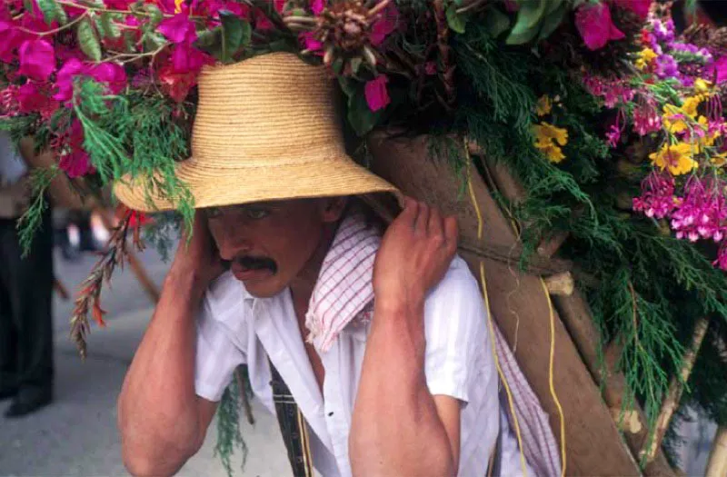 Feria de las Flores, Medelln. 
El 1 de mayo de 1957, en Medelln se realiz la primera Feria de las Flores por iniciativa de Arturo Uribe Arango. Se incluy una exposicin de flores en el atrio de la catedral y un discreto desfile de silleteros de Santa Helena. Pasados 50 aos, la feria es uno de los festejos ms importantes del pas 