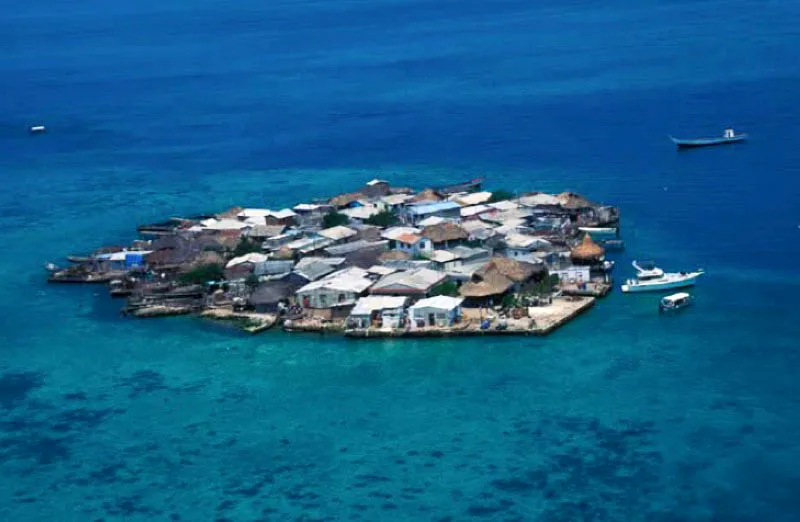 El Islote, islas de San Bernardo. 
El Islote es una isla artificial, construida como refugio y se considera la zona ms densamente poblada del mundo. Tiene 5 600 m2 y alrededor de 1 100 habitantes, lo que da una densidad de 194 000 habitantes por km2. La poblacin infantil es muy alta, con un promedio de cinco hijos por familia. 