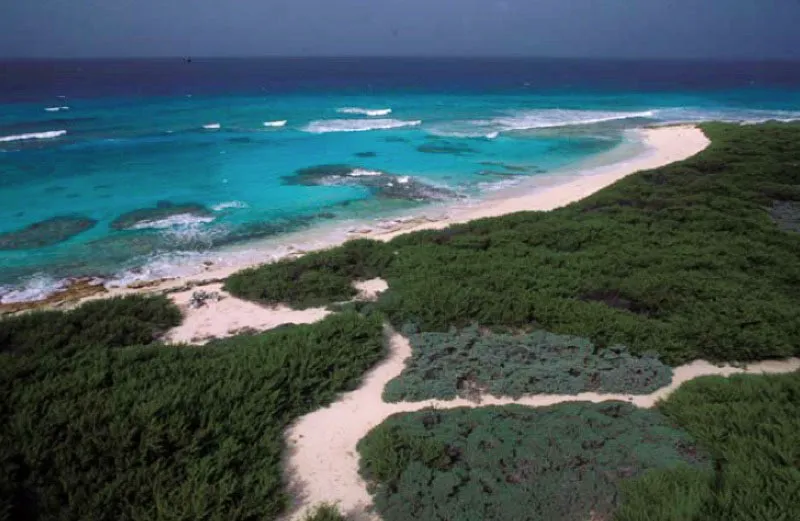 Cayo de Serrana, archipilago de San Andrs y Providencia. 
Los cayos Roncador, Serrana, Serranilla, Rosalinda, Bajo Nuevo y Quitasueo son parte del archipilago colombiano de San Andrs y Providencia sobre el mar Caribe. Estn conformados por los picos ms altos de un extenso arrecife coralino, que se encuentra sumergido a poca profundidad. 