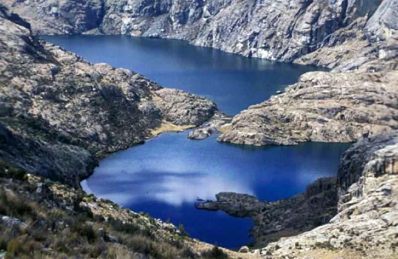 Lagunas glaciares, Sierra Nevada de Santa Marta, Magdalena. 
Son producto de los depsitos de las aguas procedentes de los deshielos, en los circos glaciares y en reas por encima de los 3 000 m.s.n.m. En las aguas poco profundas crecen algunas plantas sumergidas y a las orillas crecen pajonales y frailejones. 