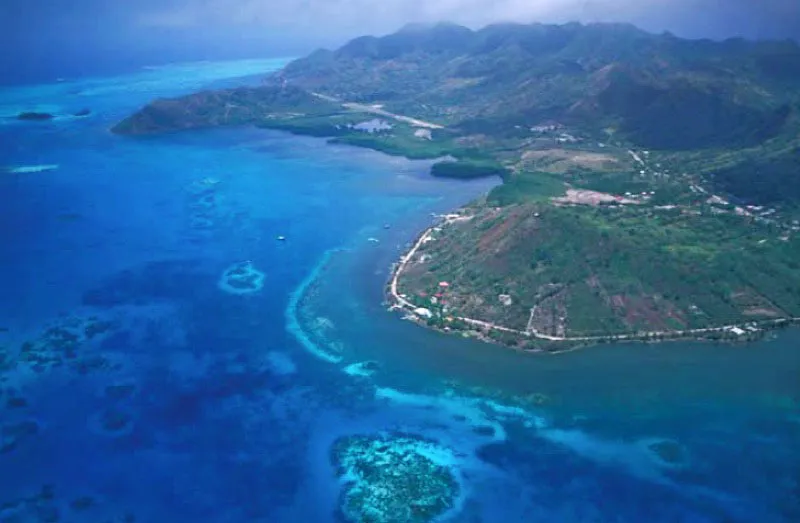 Isla de Providencia. 
A 480 km de la costa colombiana sobre el Caribe estn las islas de Providencia y Santa Catalina, que con San Andrs forman el archipilago que lleva el mismo nombre. Se caracteriza por sus paradisacos paisajes, unos de los mejor conservados del Caribe, y los tonos de sus cristalinas aguas. 